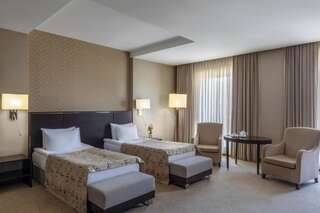 Отель Point Hotel Baku Баку Улучшенный двухместный номер с 2 отдельными кроватями-2