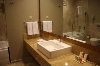 Отель Point Hotel Baku Баку Улучшенный двухместный номер с 2 отдельными кроватями-5